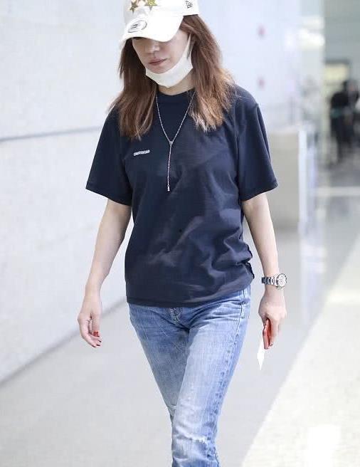 穿灰色短袖的明星,探寻穿短袖的明星风采